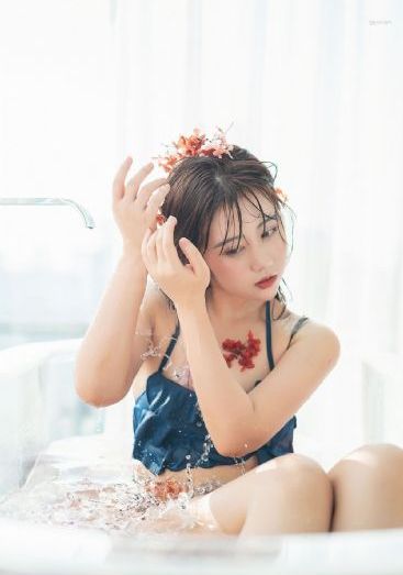 被夫の上司に犯中文字幕_十万网红美女美酱